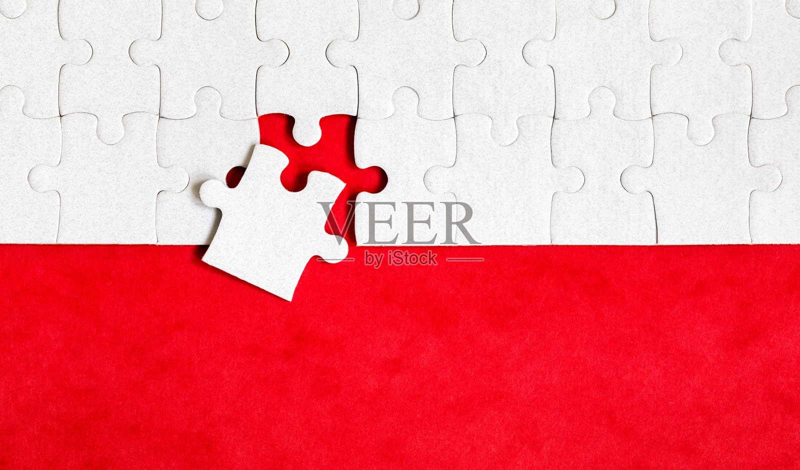 缺块的拼图失踪的拼图。未完成任务的概念形象。完成最后的任务,丢失拼图碎片和丢失一块拼图的业务概念。照片摄影图片