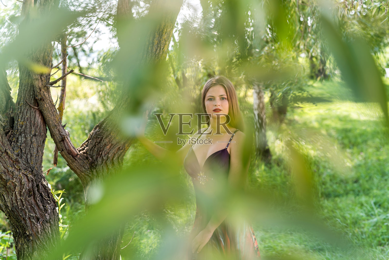 年轻迷人的女孩在夏天的服装摆姿势户外照片摄影图片