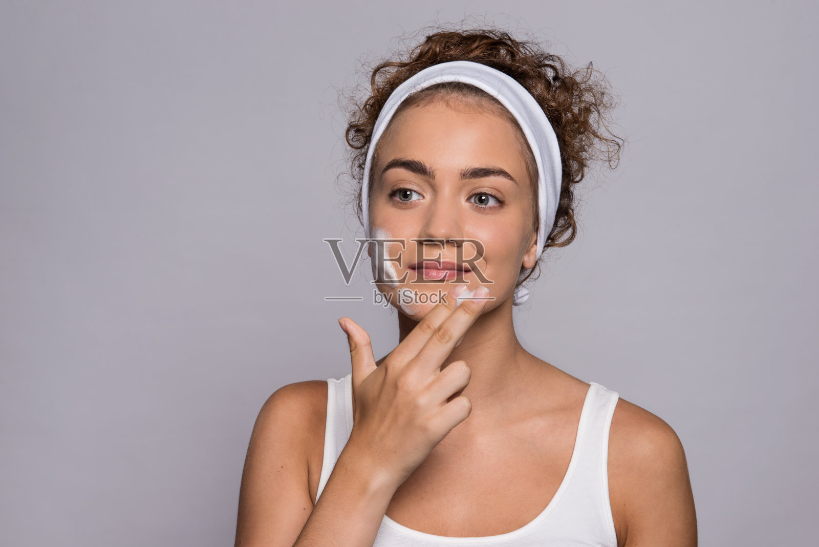 一个年轻女人的肖像清洁在一个工作室,美容和皮肤护理。照片摄影图片