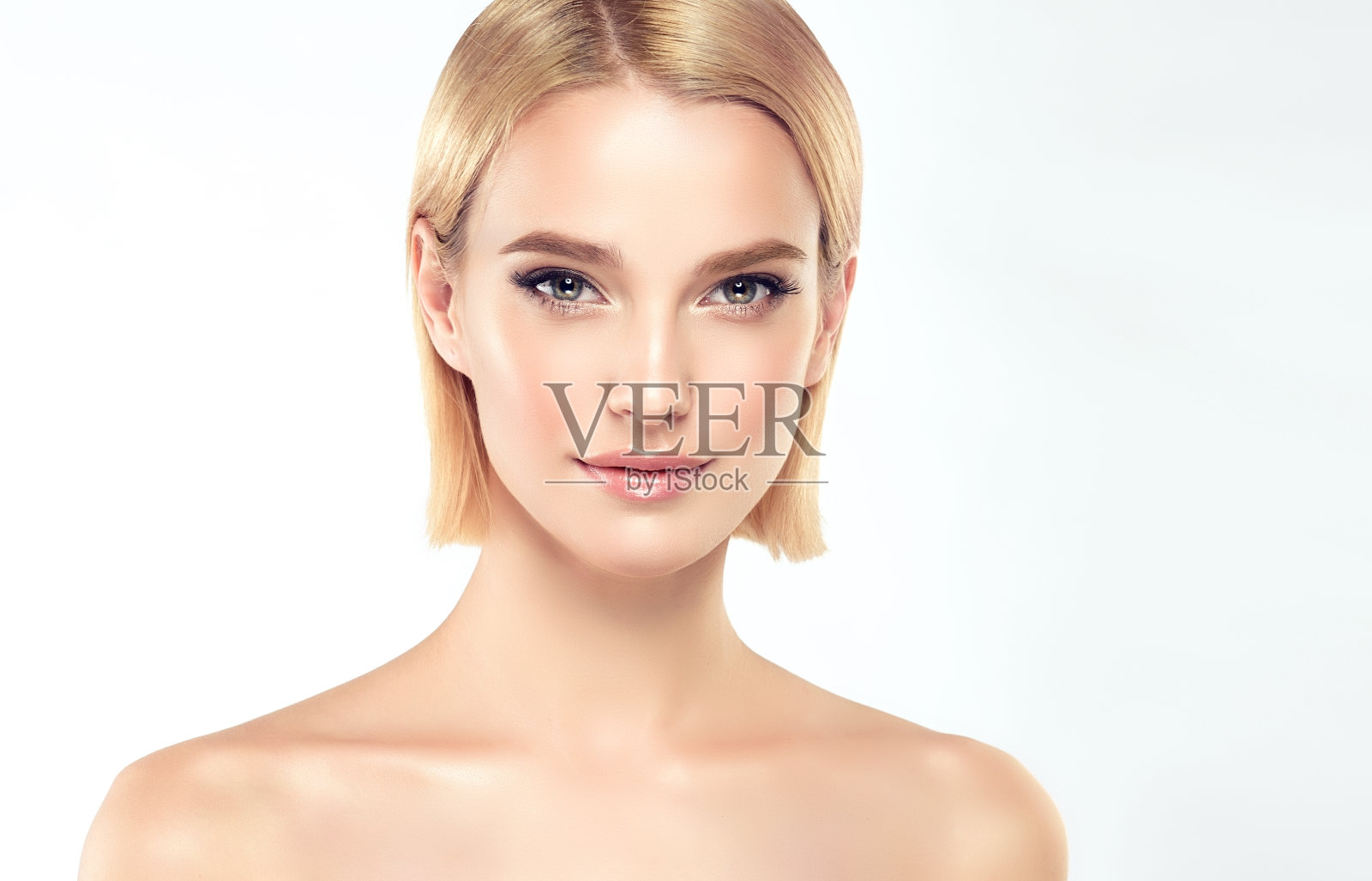 漂亮的年轻女子,有着杏眼和裸露的肩膀。美容和化妆。照片摄影图片