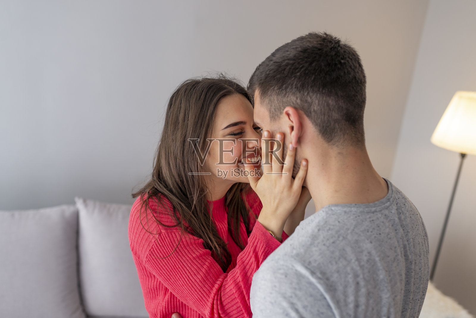 漂亮的年轻夫妇在家。照片摄影图片
