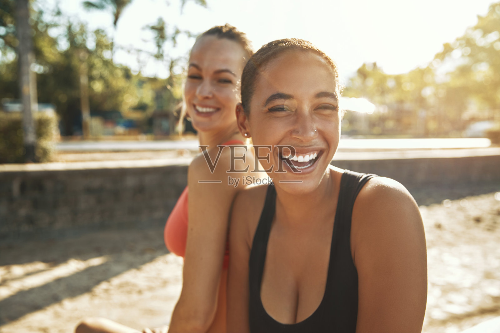 在户外锻炼中休息的年轻女性照片摄影图片