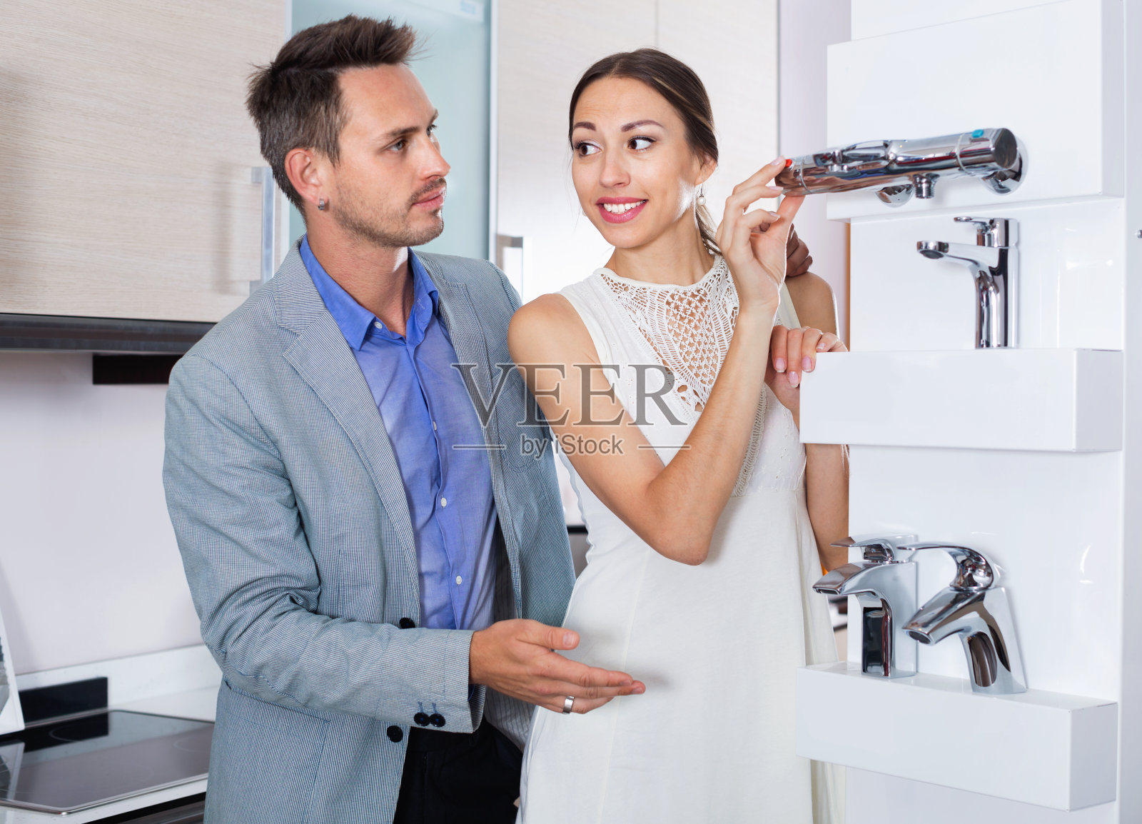 一对家庭夫妇在寻找现代功能的混合器龙头照片摄影图片