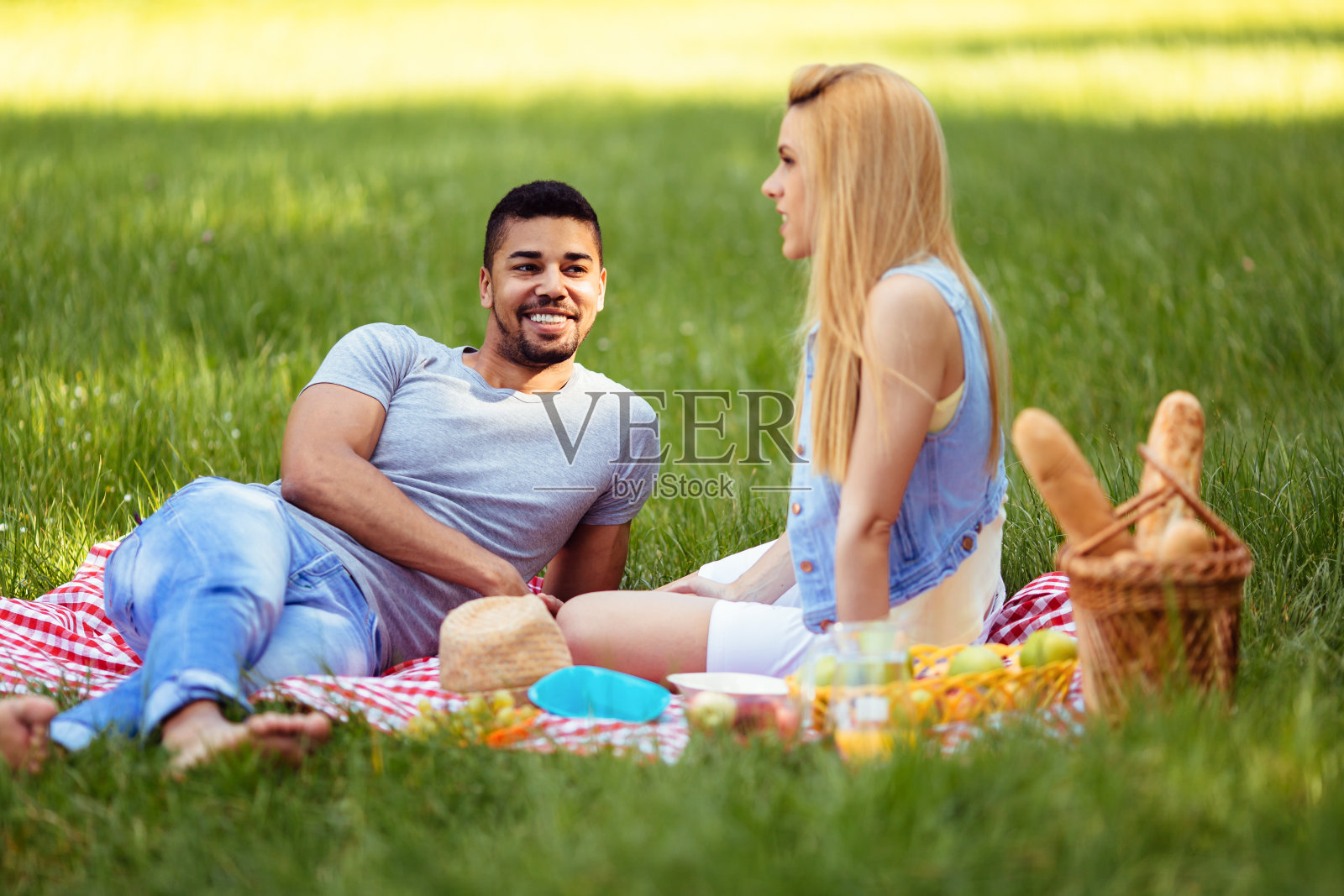 这是一对幸福浪漫的情侣野餐的照片照片摄影图片