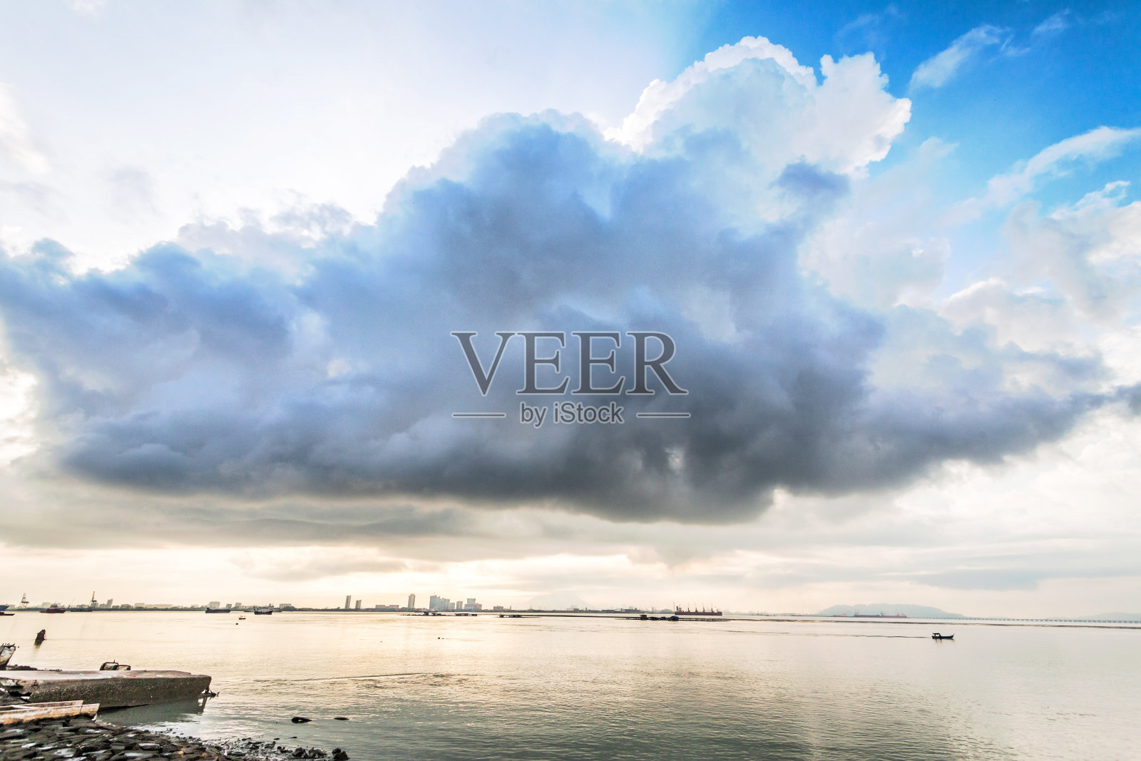 日出时海岸上的多云风暴景象照片摄影图片