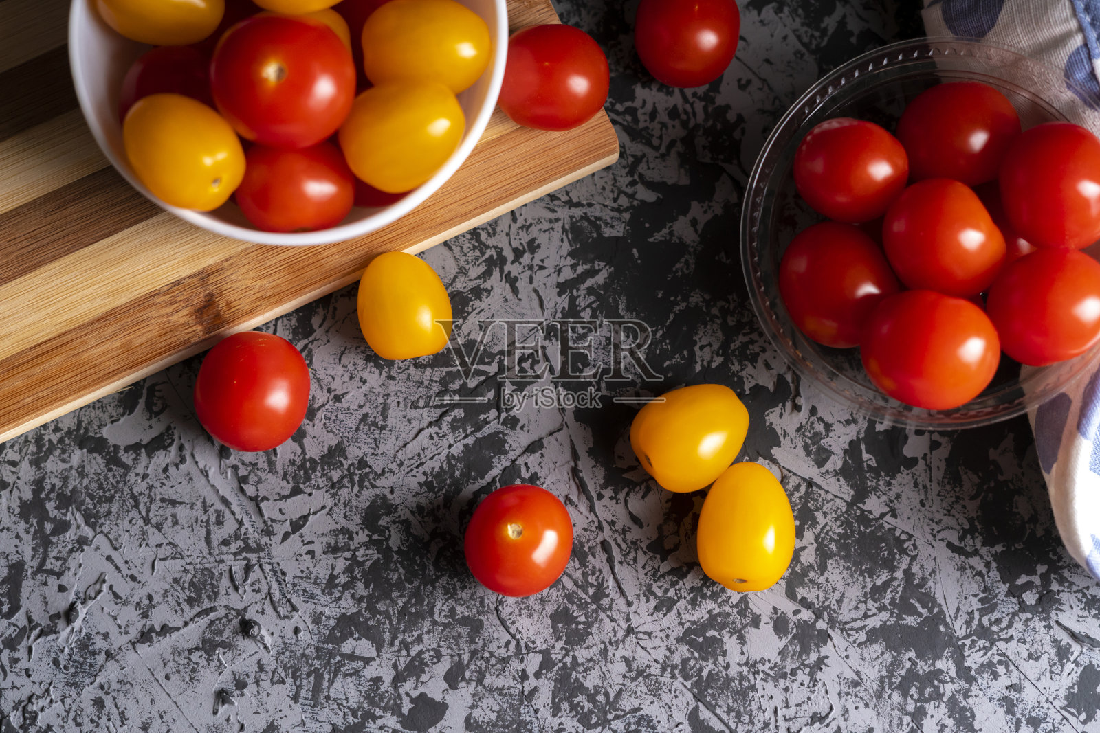 垃圾餐桌上的樱桃番茄和黄李子番茄,番茄食谱,素食菜单照片摄影图片