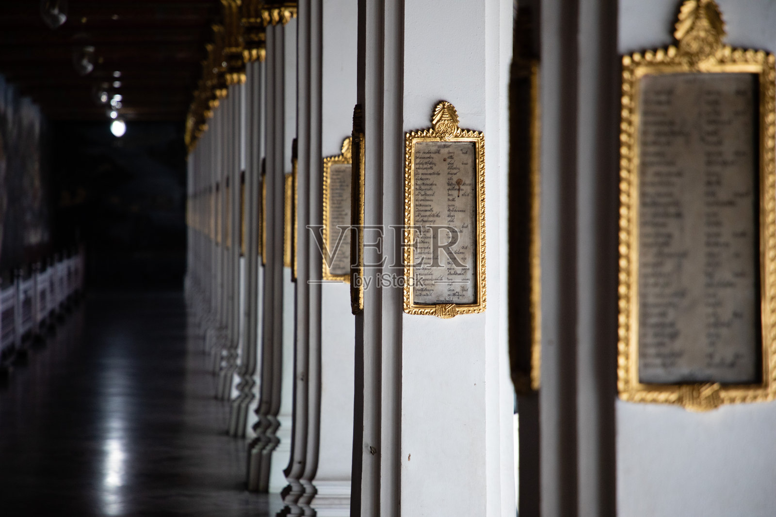 近距离观看白色和金色的柱子与宗教标志在翡翠佛寺照片摄影图片