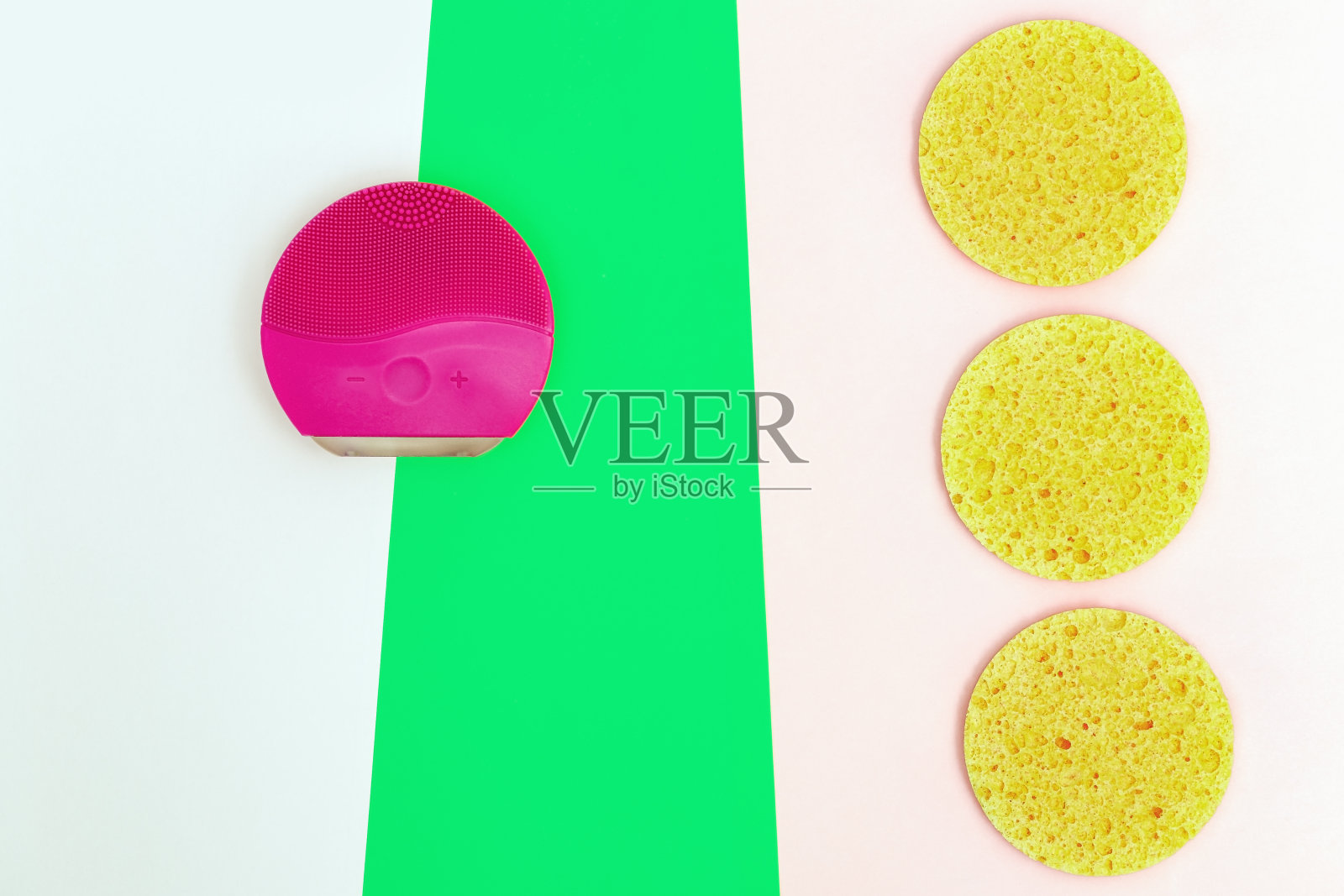 可选择电动面部刷或普通的化妆海绵。面部清洁。平的。前视图。照片摄影图片