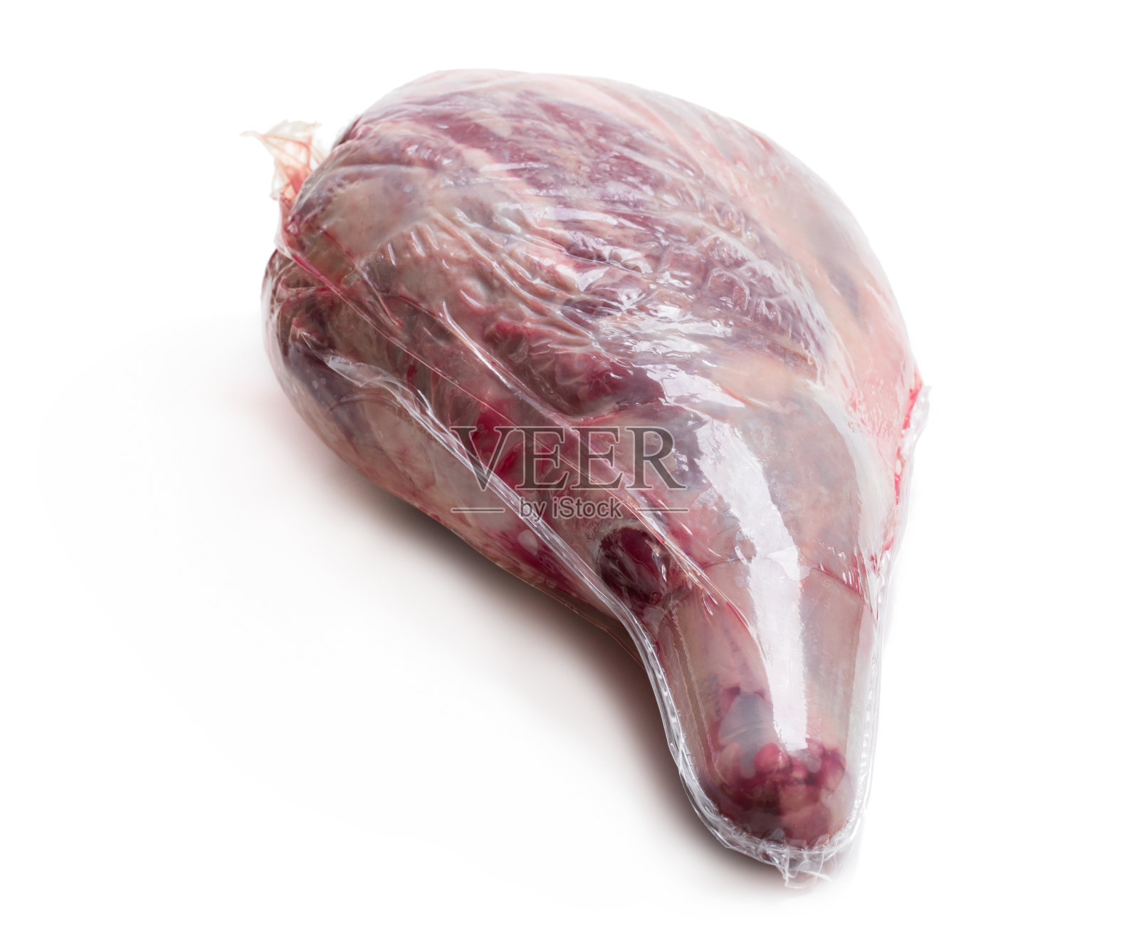 真空包装的生羊腿上隔离白色照片摄影图片