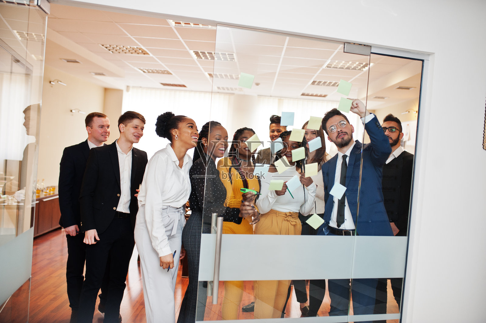 形形色色的商务人士在开会照片摄影图片