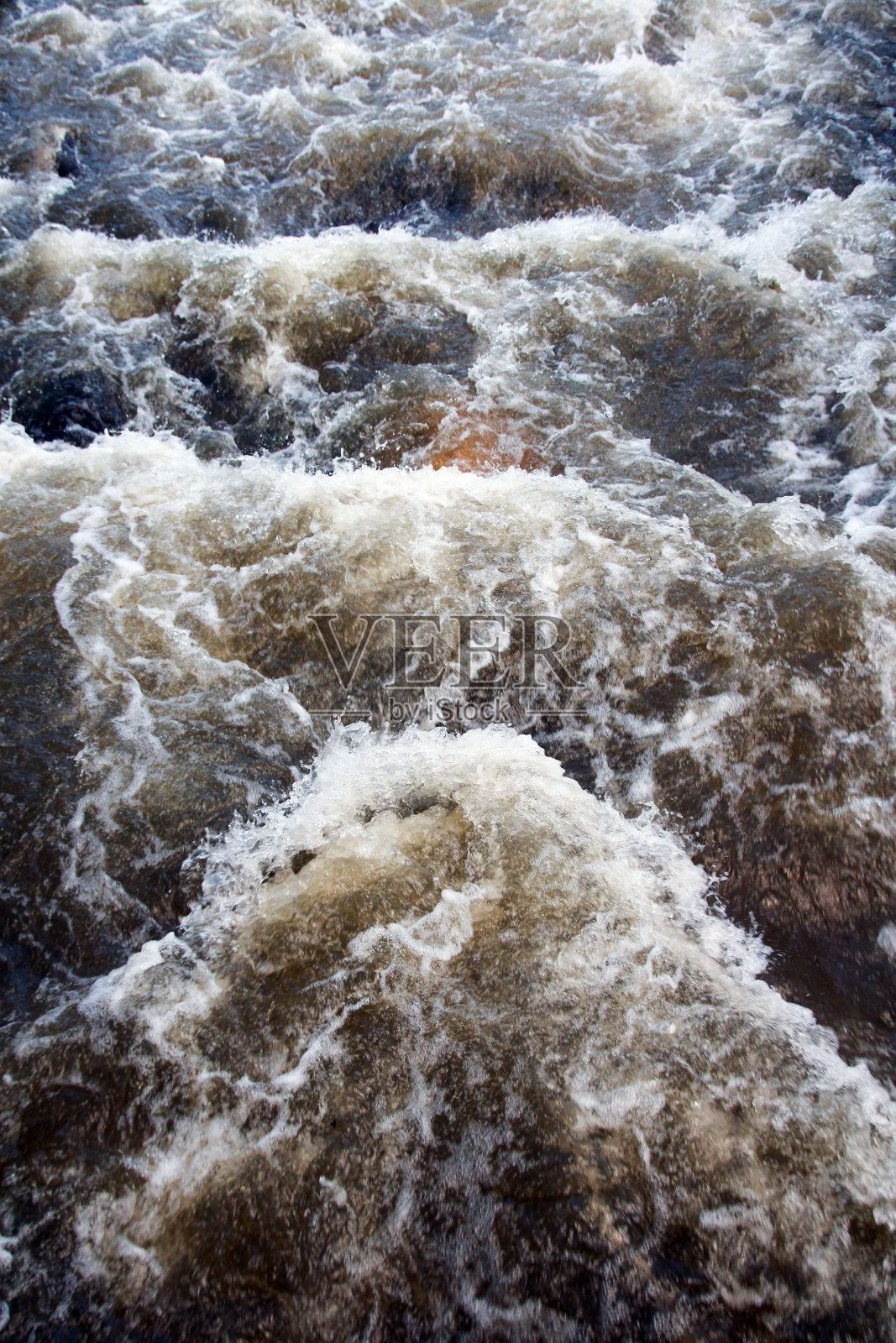 汹涌的河水泛着白色的泡沫照片摄影图片