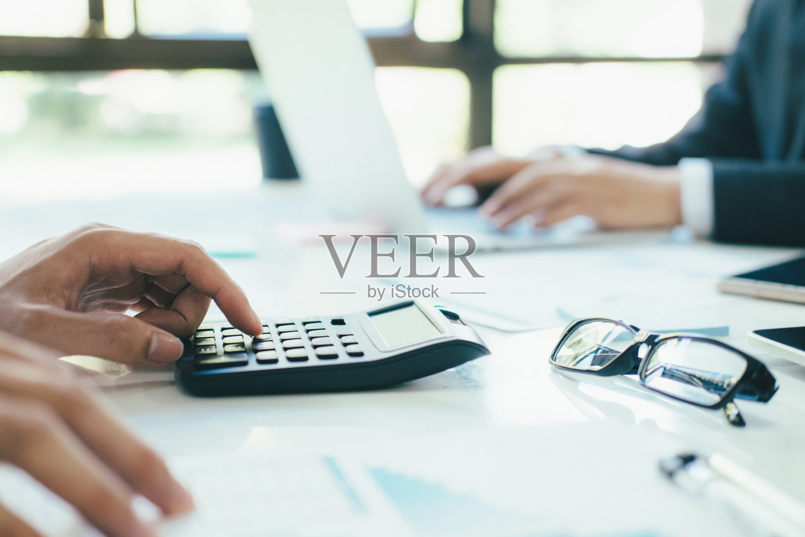 会计或银行家使用计算器。照片摄影图片