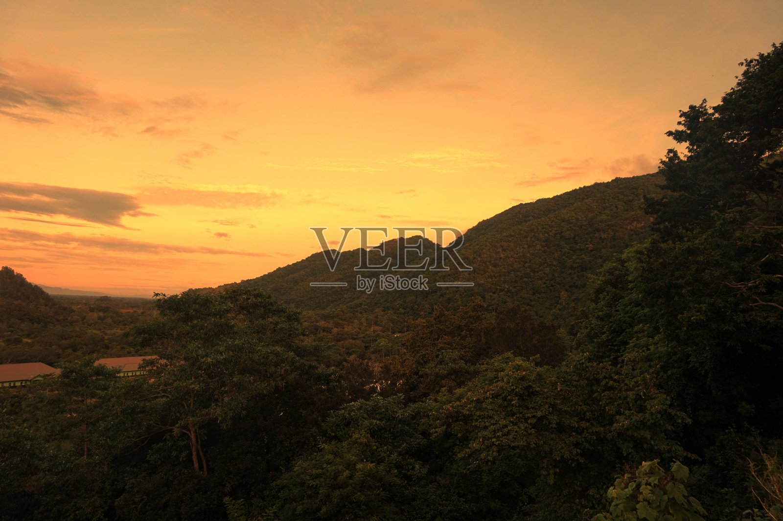 美丽的风景在晚上。照片摄影图片