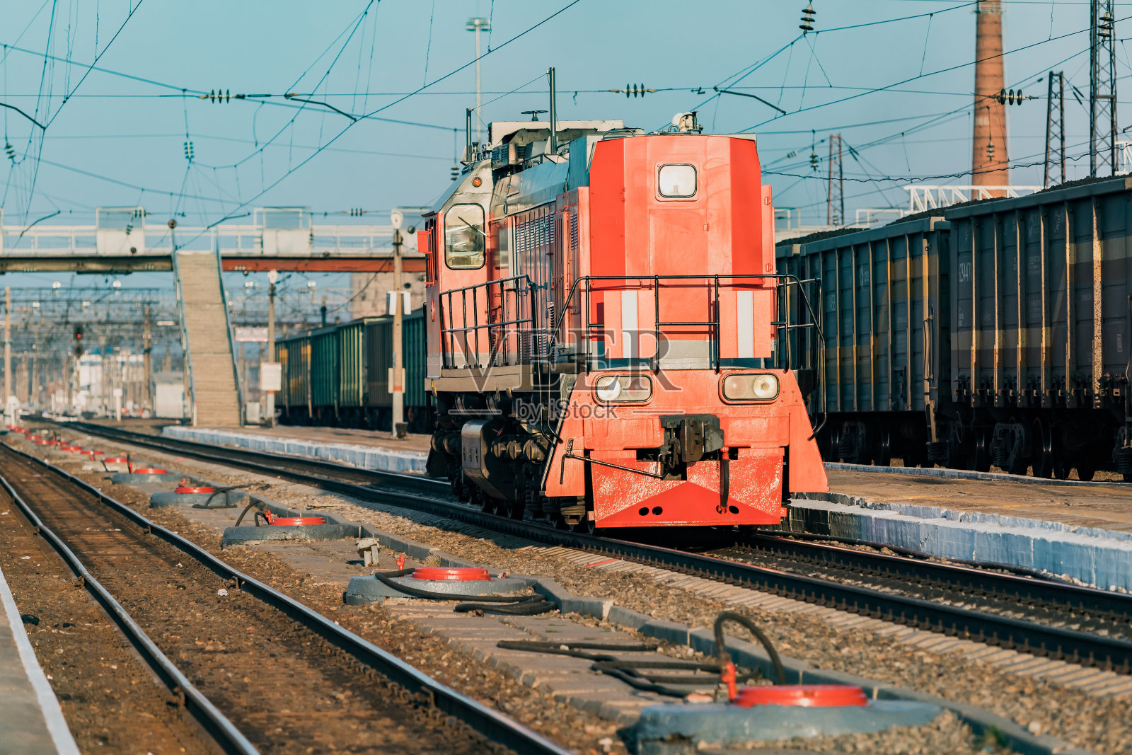 机车在车站沿铁轨行驶。照片摄影图片