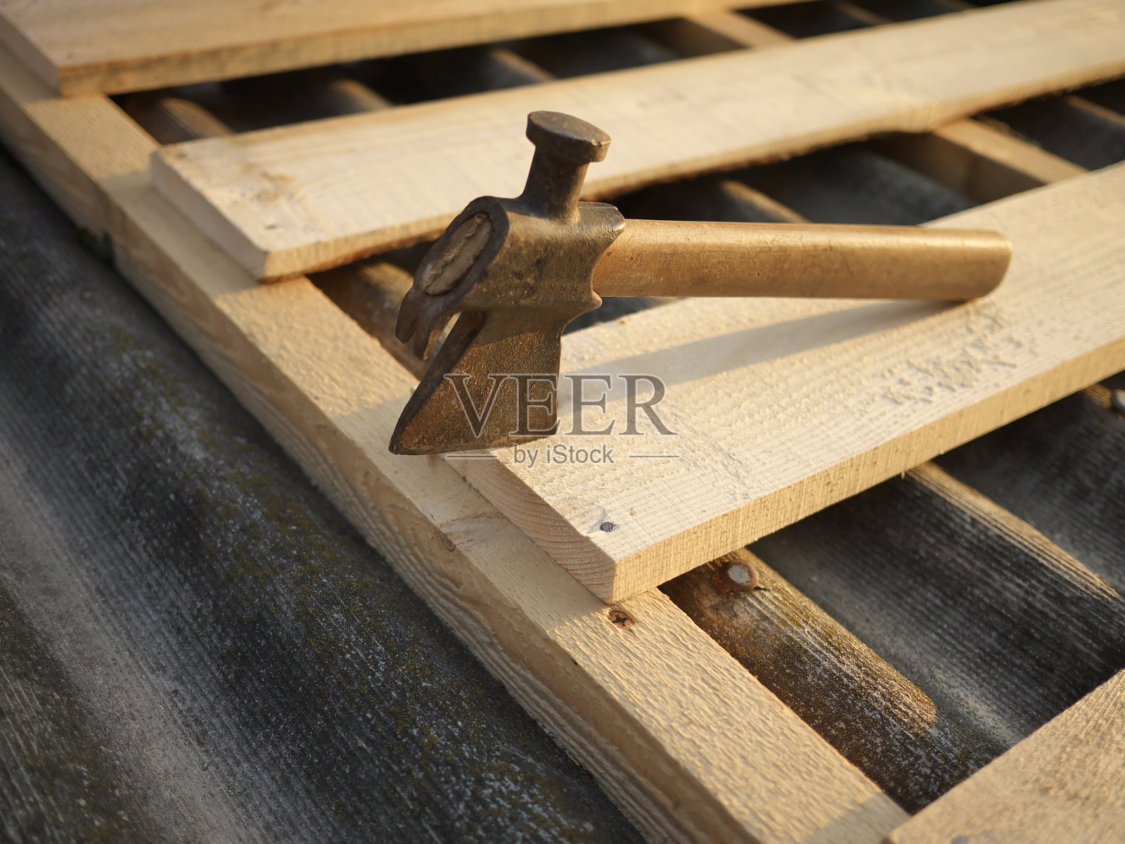 木工工具——斧头、铁锤、羊角锤结合为一体的多功能工具照片摄影图片