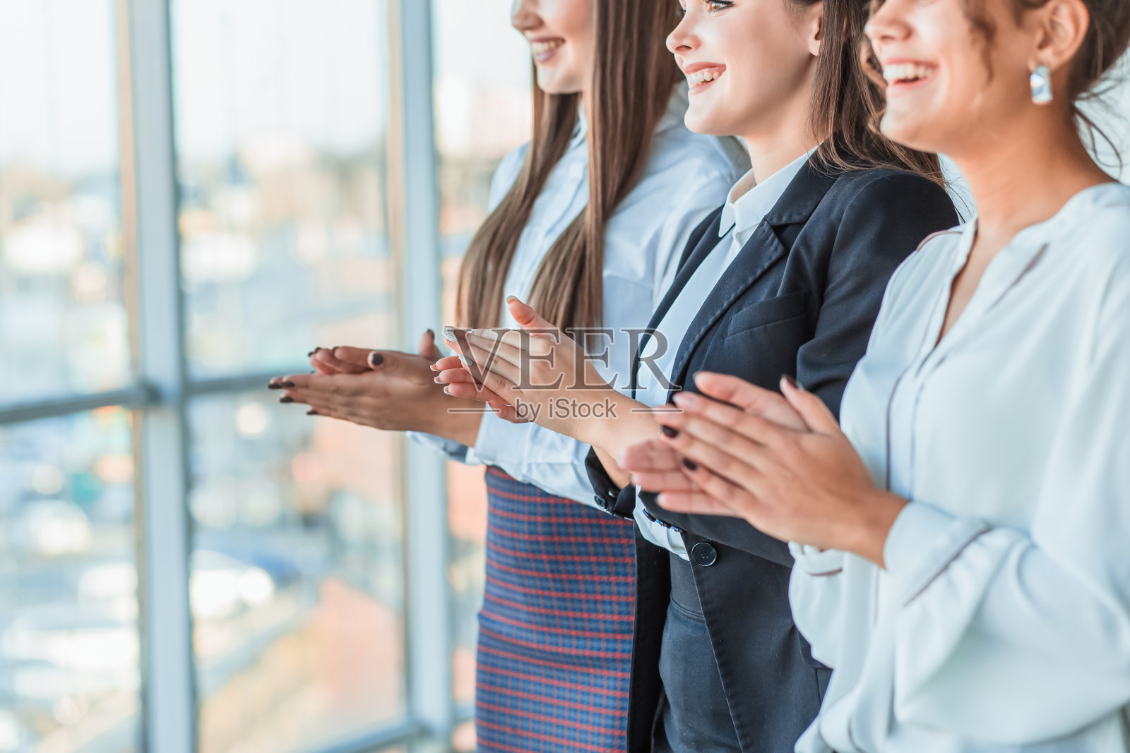 三个女商人在办公室工作。积极工作的概念。照片摄影图片