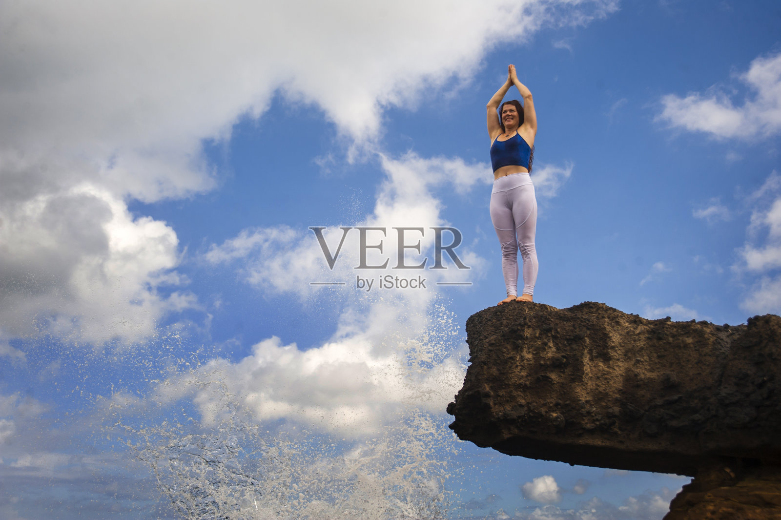 年轻迷人和集中的女人练习acroyoga平衡练习和瑜伽灵活性和冥想在美丽的海滩岩石悬崖在健康的自然生活方式照片摄影图片