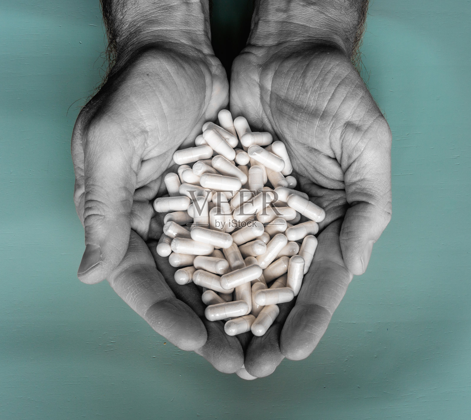 男人的手握维他命或处方药。保健或成瘾概念。照片摄影图片