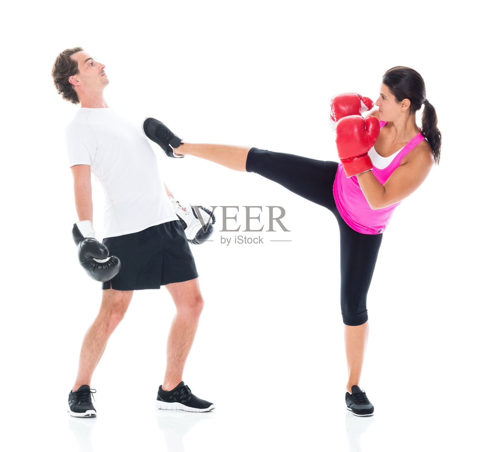 女性踢人照片摄影图片