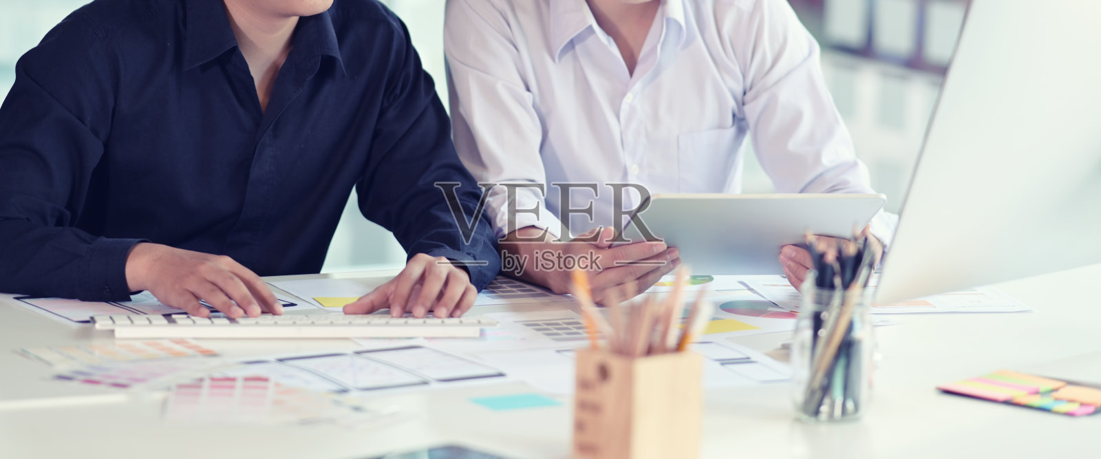 UI创意设计师团队为响应式手机应用设计线框布局照片摄影图片