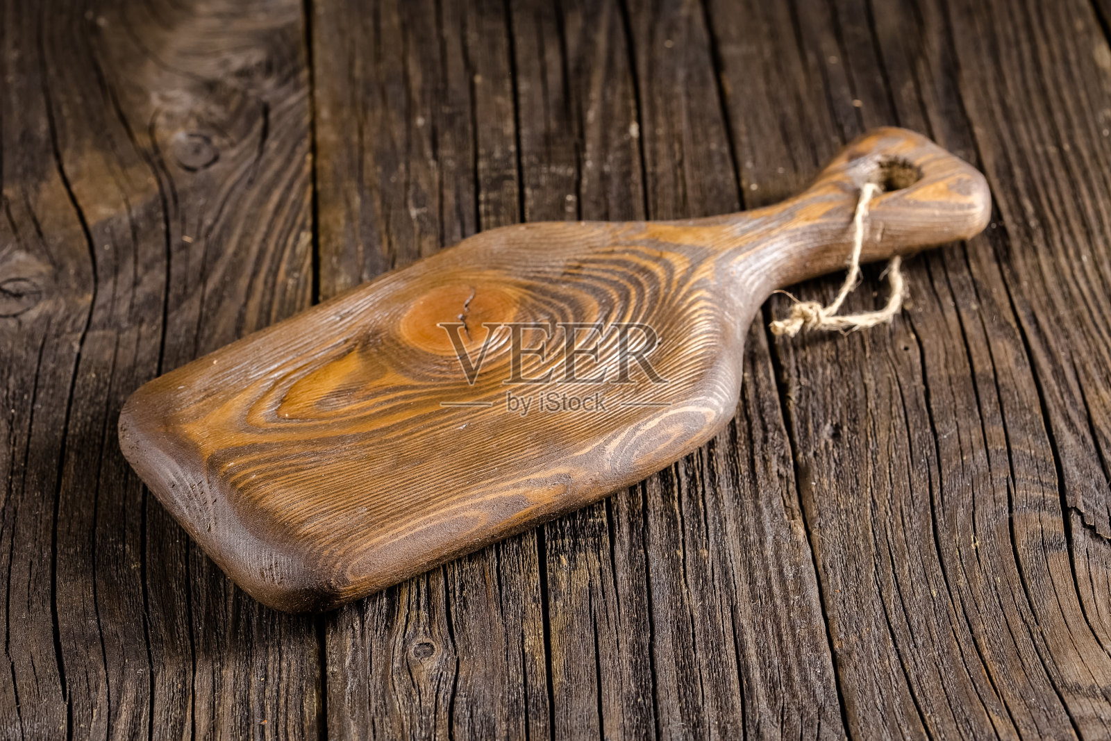 俄罗斯,质朴的老式木切菜板为厨房用,具有沟槽结构,条纹,躺,立在桌子上都是裂缝,黑色,棕色,圆方椭圆形直角,绳尖照片摄影图片