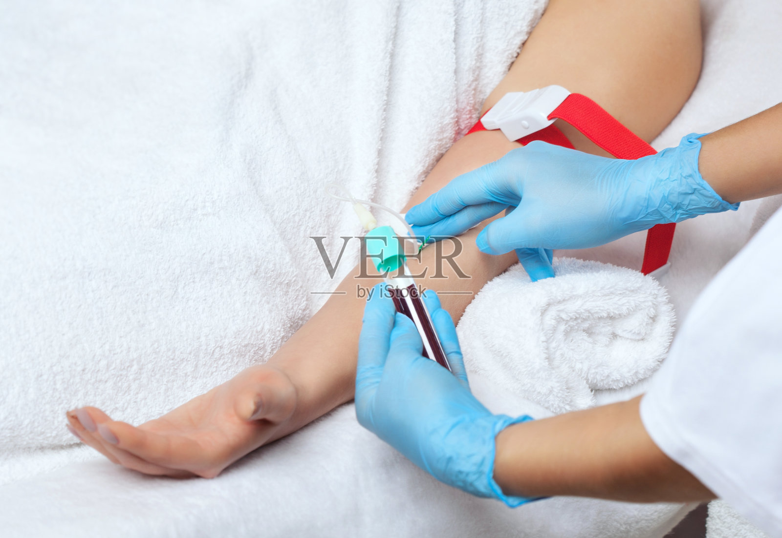 从静脉中取血并在离心机中分离血浆的过程。照片摄影图片