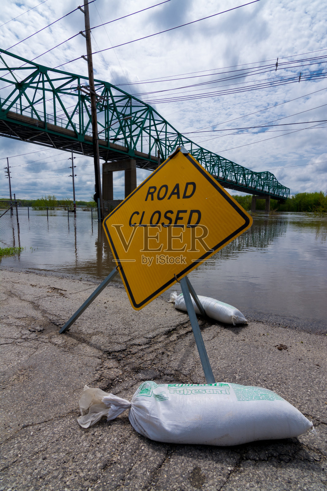 被暴涨的伊利诺斯河淹没的道路上的道路关闭标志。伊利诺斯州的秘鲁。照片摄影图片