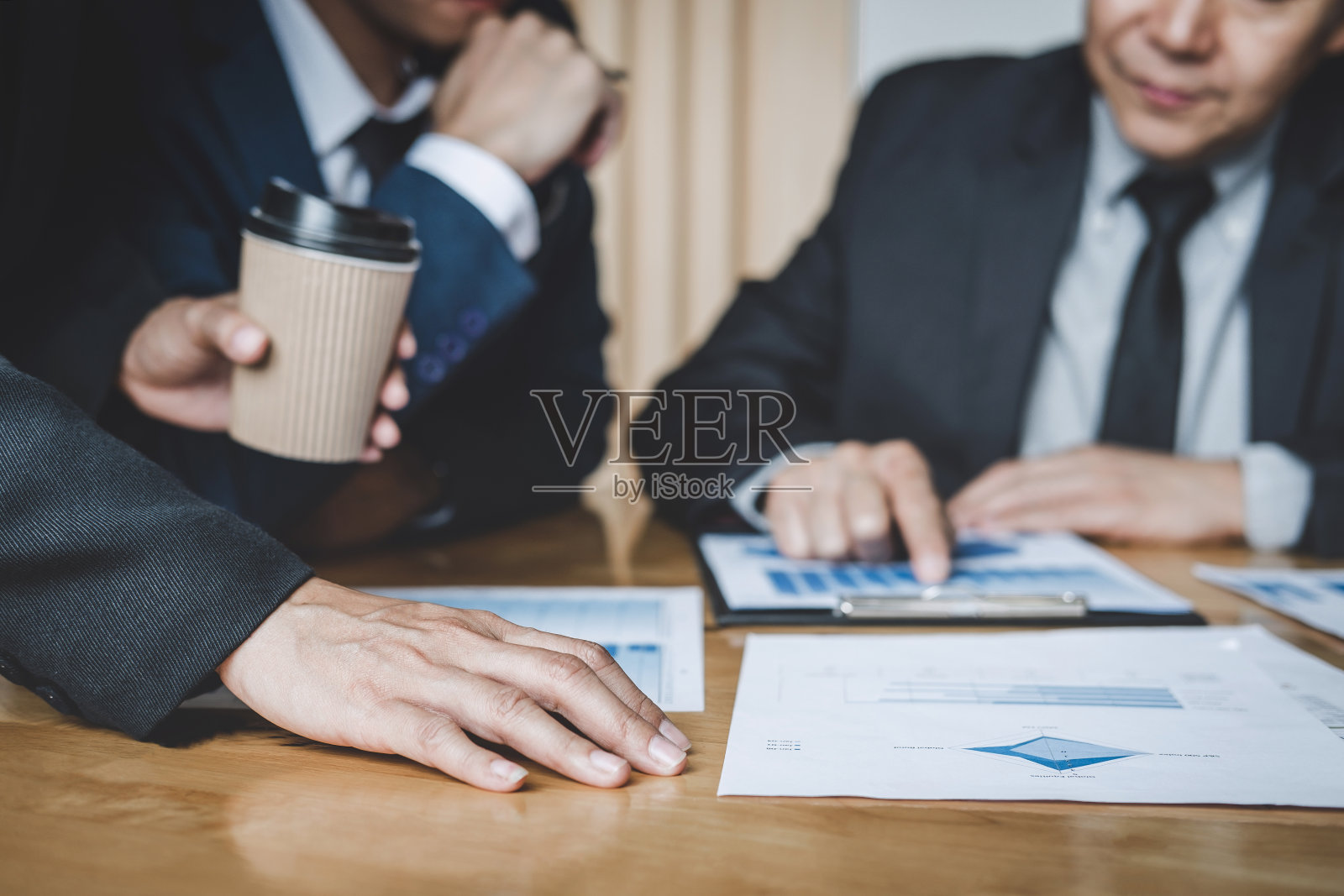 共同工作会议,业务团队同事讨论工作分析与财务数据和市场增长报告图表,业务财务和会计概念照片摄影图片