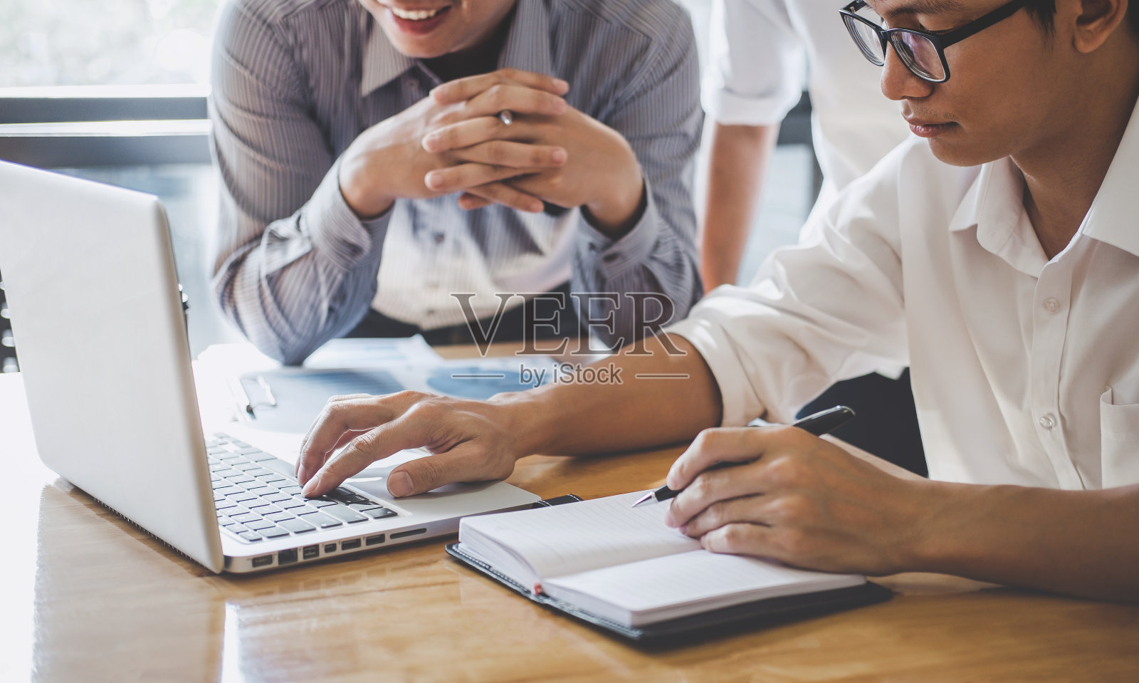 创业人员小组会议,创业团队会议,讨论和分析数据图表,专业的创业团队照片摄影图片