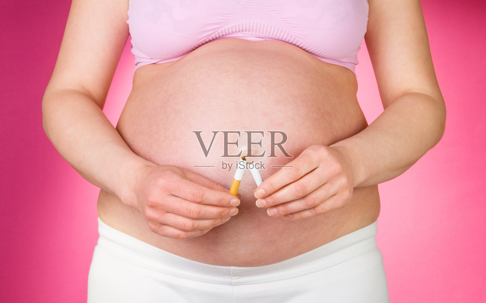 对胎儿负责的概念。孕妇在腹部的背景下拒绝抽烟照片摄影图片