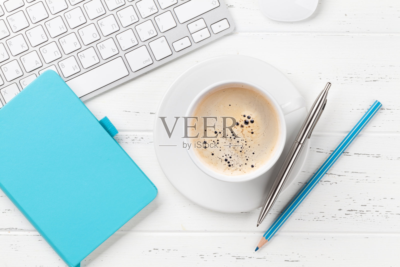 有记事本,咖啡杯和其他用品的办公桌照片摄影图片