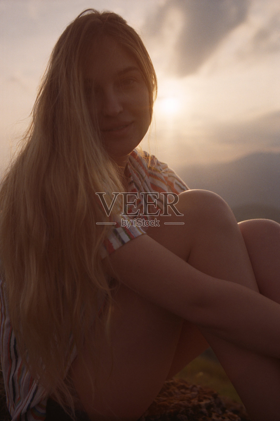 年轻女子在山里休息照片摄影图片