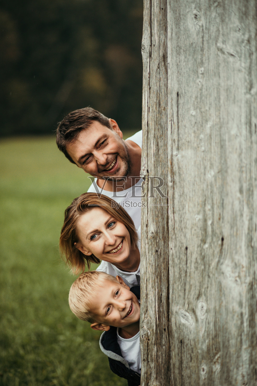 幸福的家庭在大自然里,背后的谷仓照片摄影图片