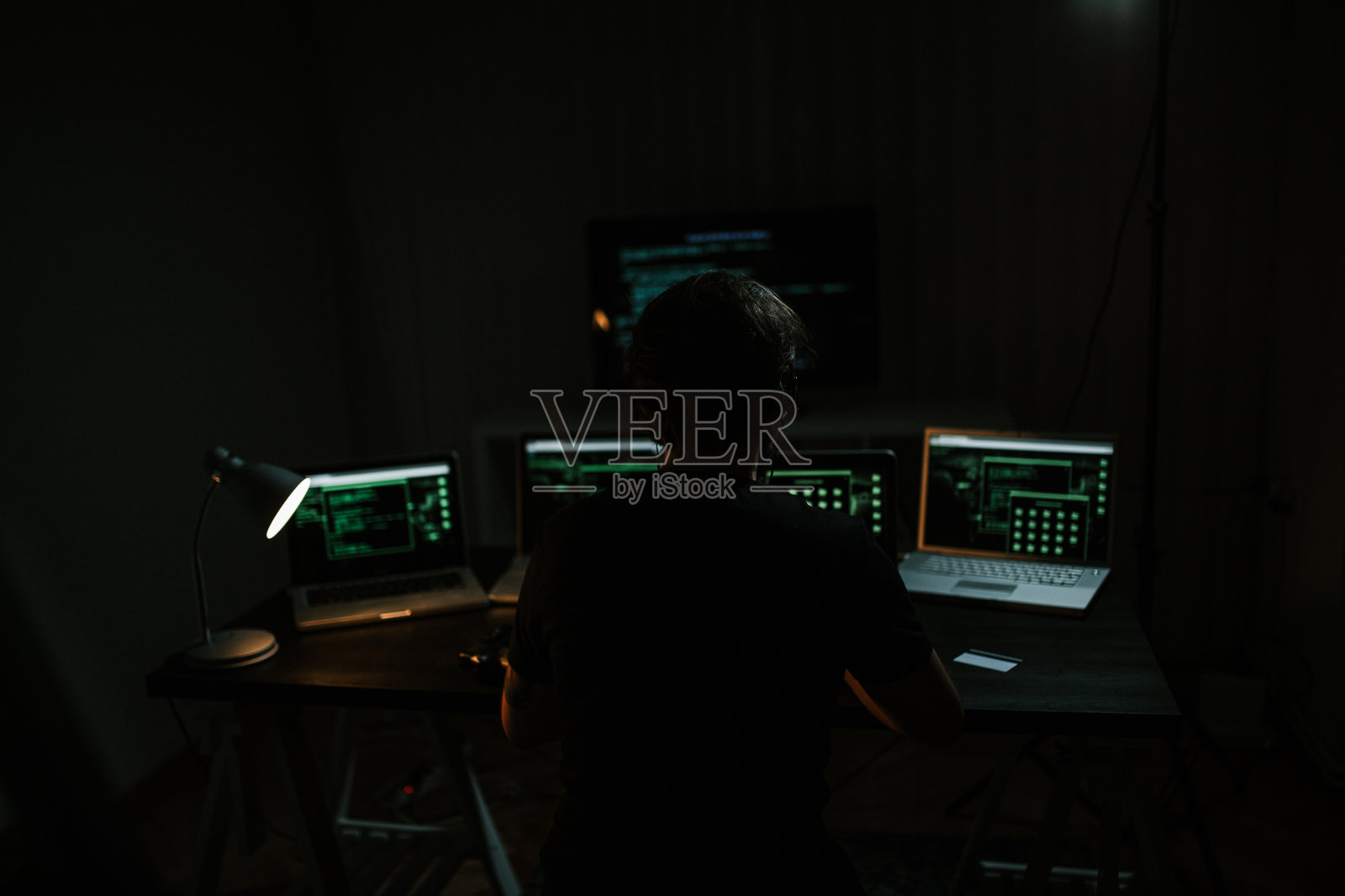 黑客利用计算机窃取数据信息照片摄影图片