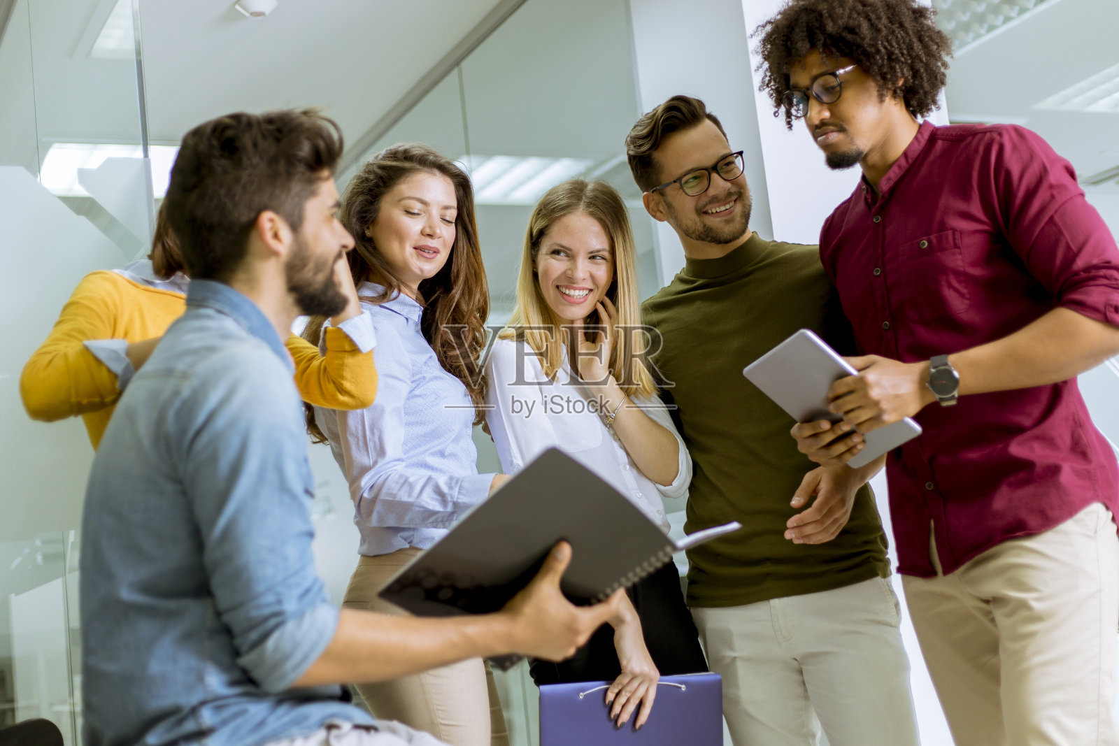 多种族商务人士站在现代办公室里讨论照片摄影图片