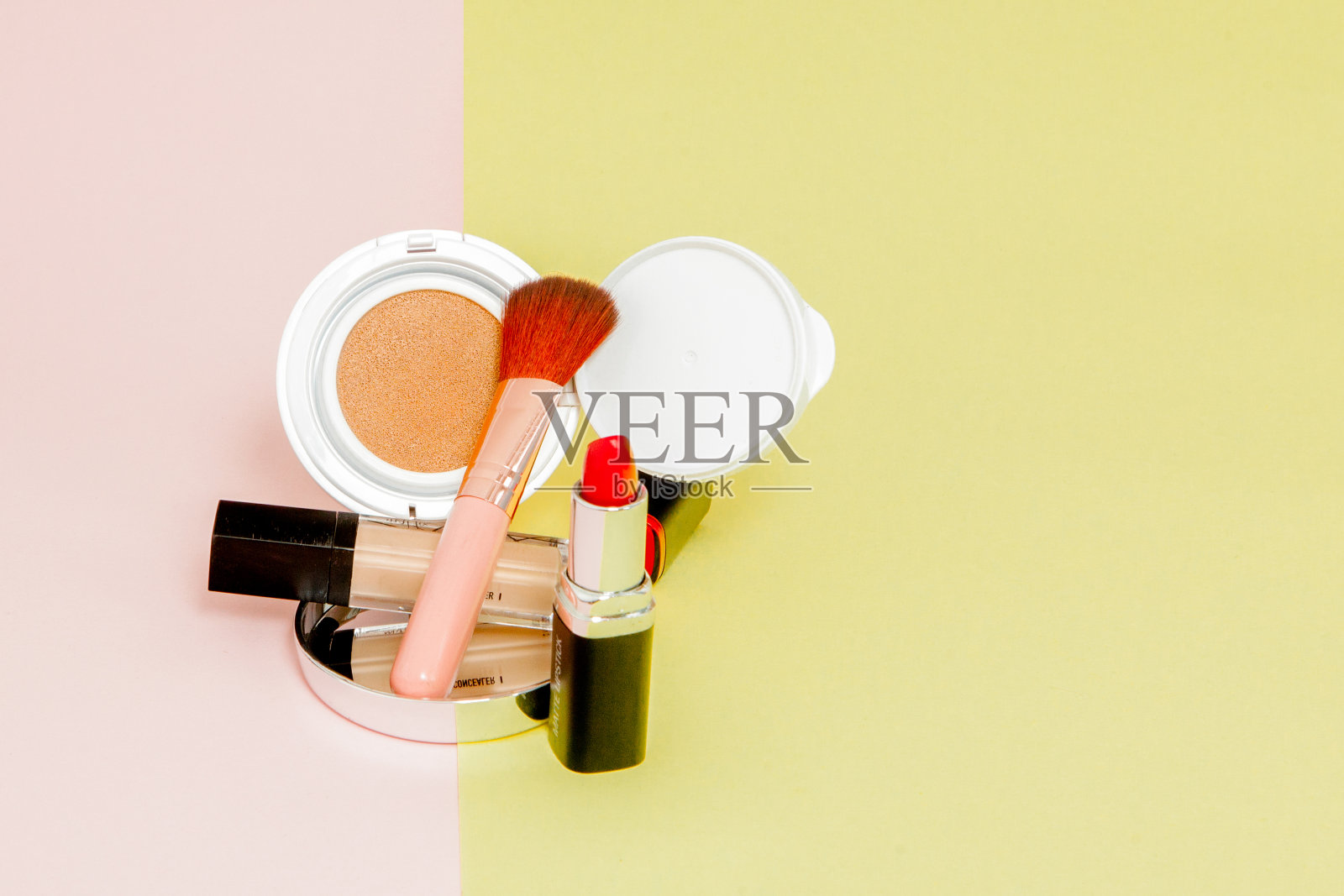将产品洒在明亮的黄色和粉色背景上,利用复制空间照片摄影图片