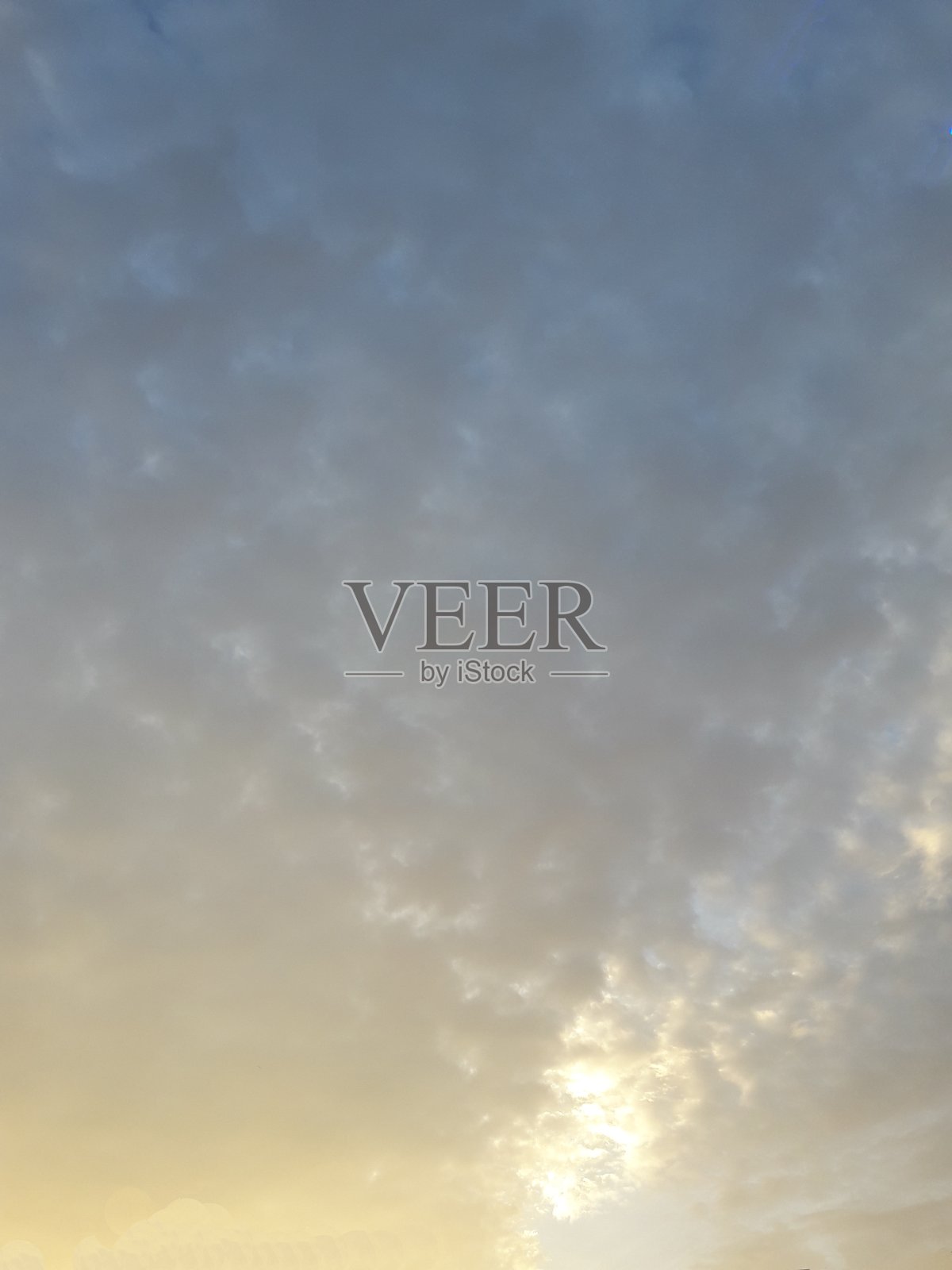 夕阳下的橙色蓬松云照片摄影图片