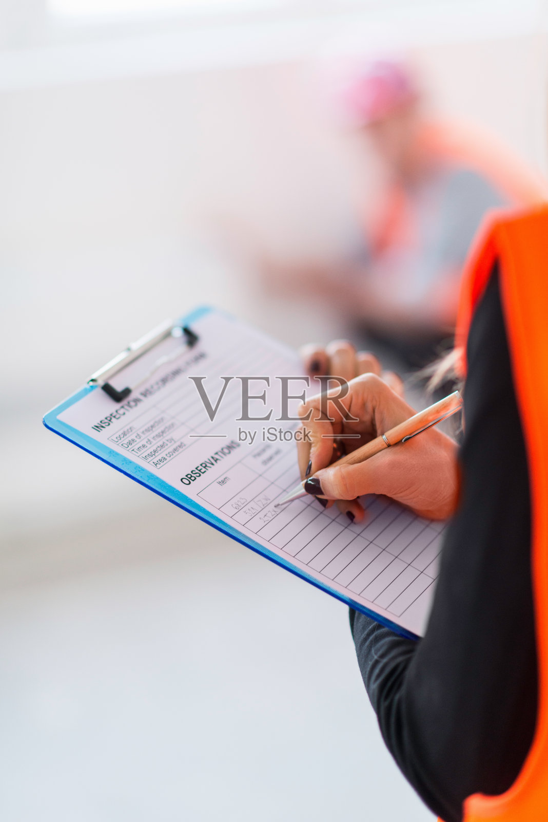 建筑师检查空调照片摄影图片