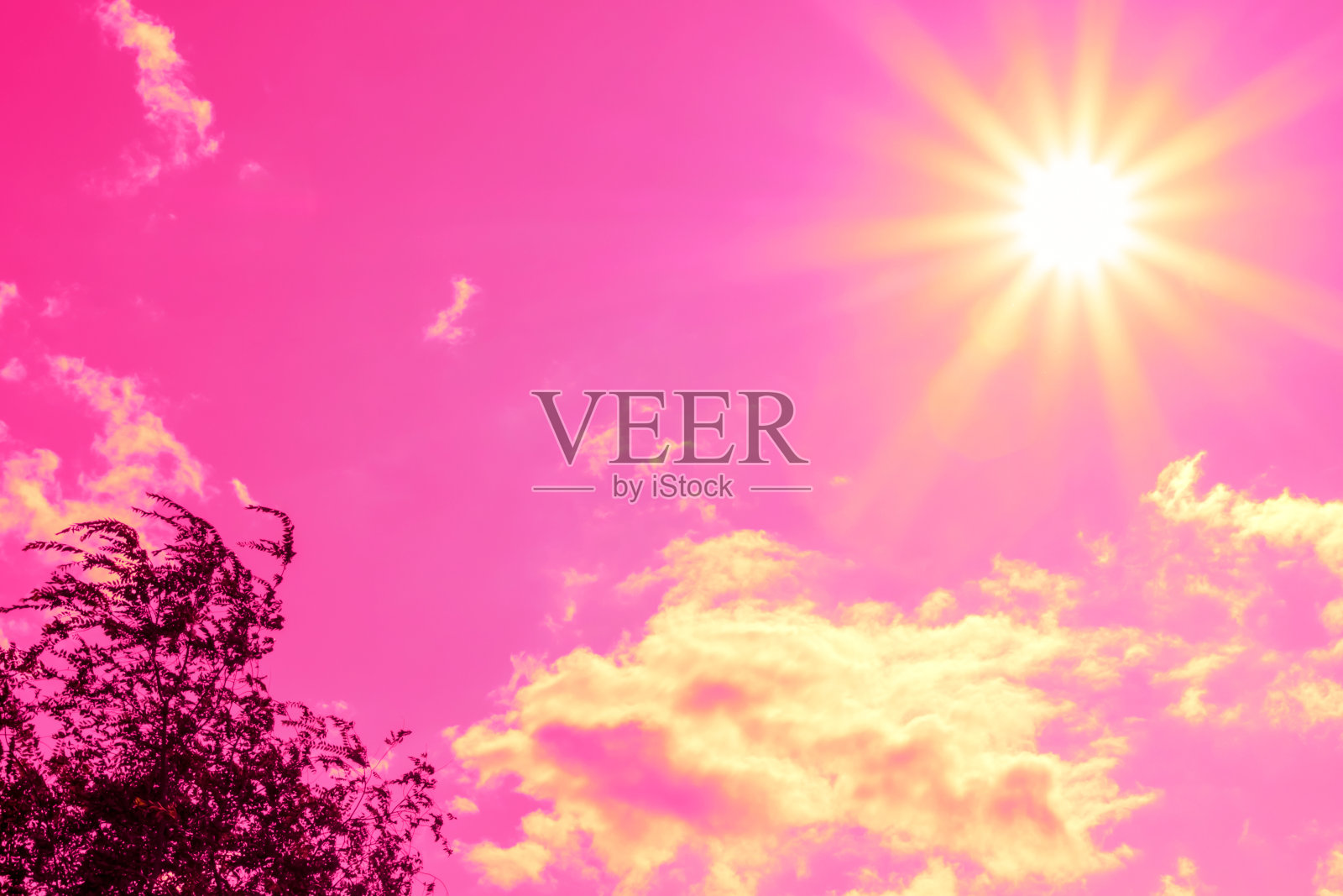 阳光与美丽的光束和云(调成粉红色)照片摄影图片