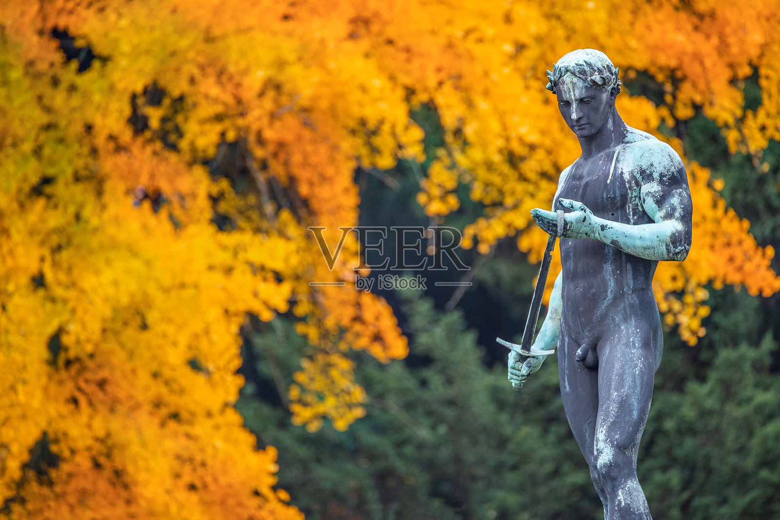 在德国波茨坦的金秋,文艺复兴时期的罗马武士与剑雕像,细节,特写照片摄影图片