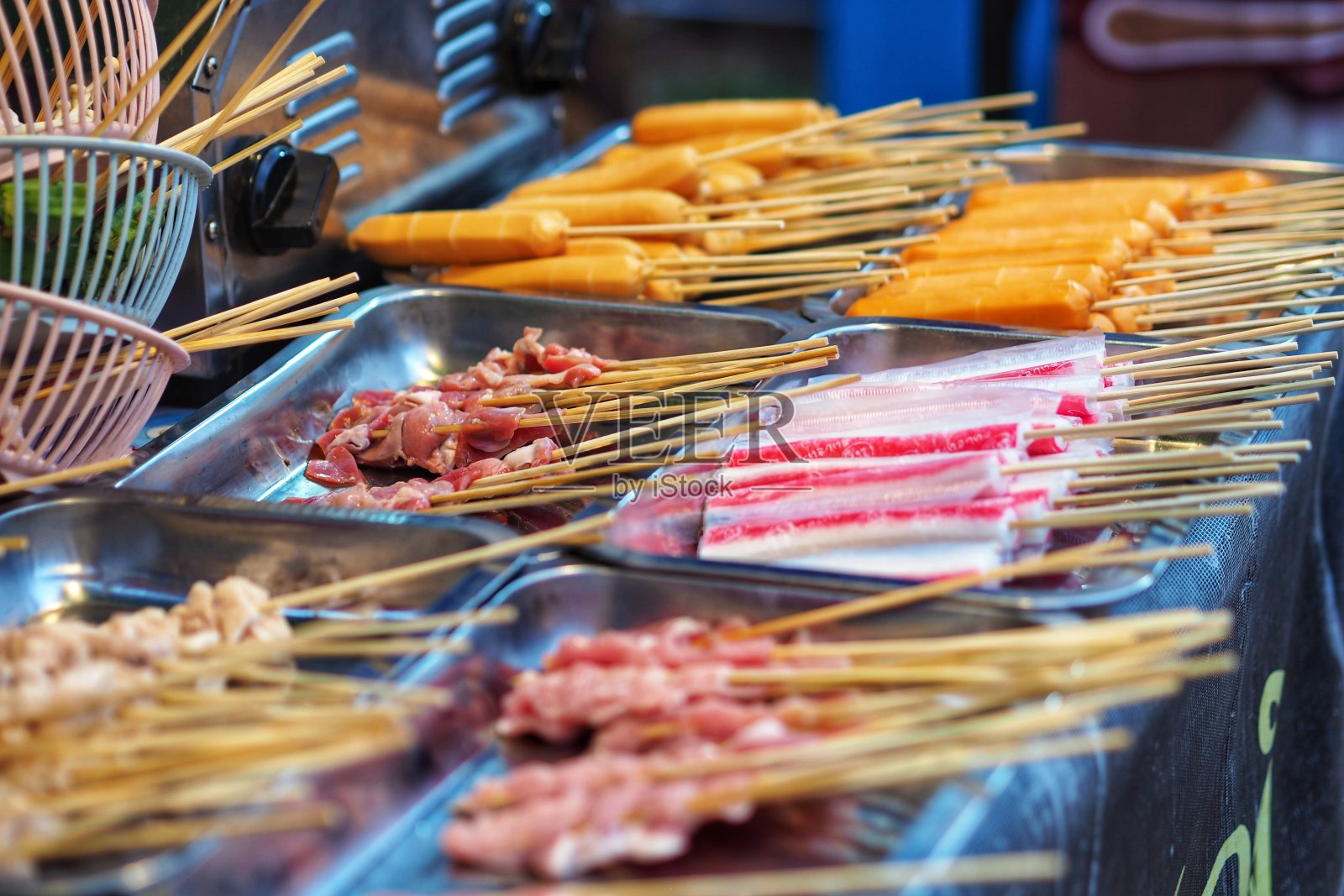 生肉牛肉猪肉鸡肉香肠木条街头食品。照片摄影图片