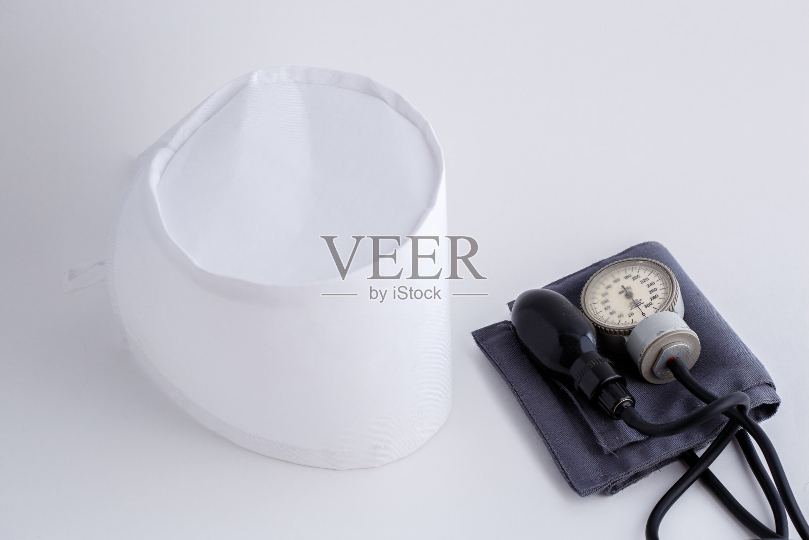 医用帽和血压计在白色孤立背景。俯视图照片摄影图片