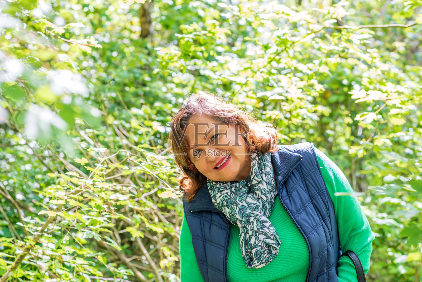 年长西班牙妇女肖像在农村照片摄影图片