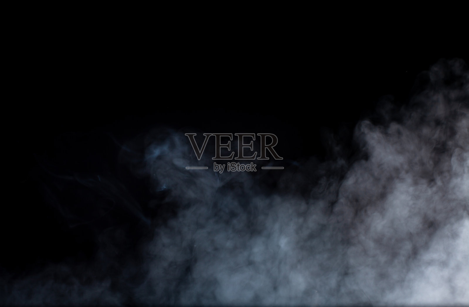 烟雾或雾蒸汽设置为黑色背景。朦胧的蒸汽卷曲装饰特殊效果。香烟烟雾或干冰吸烟设计。照片摄影图片