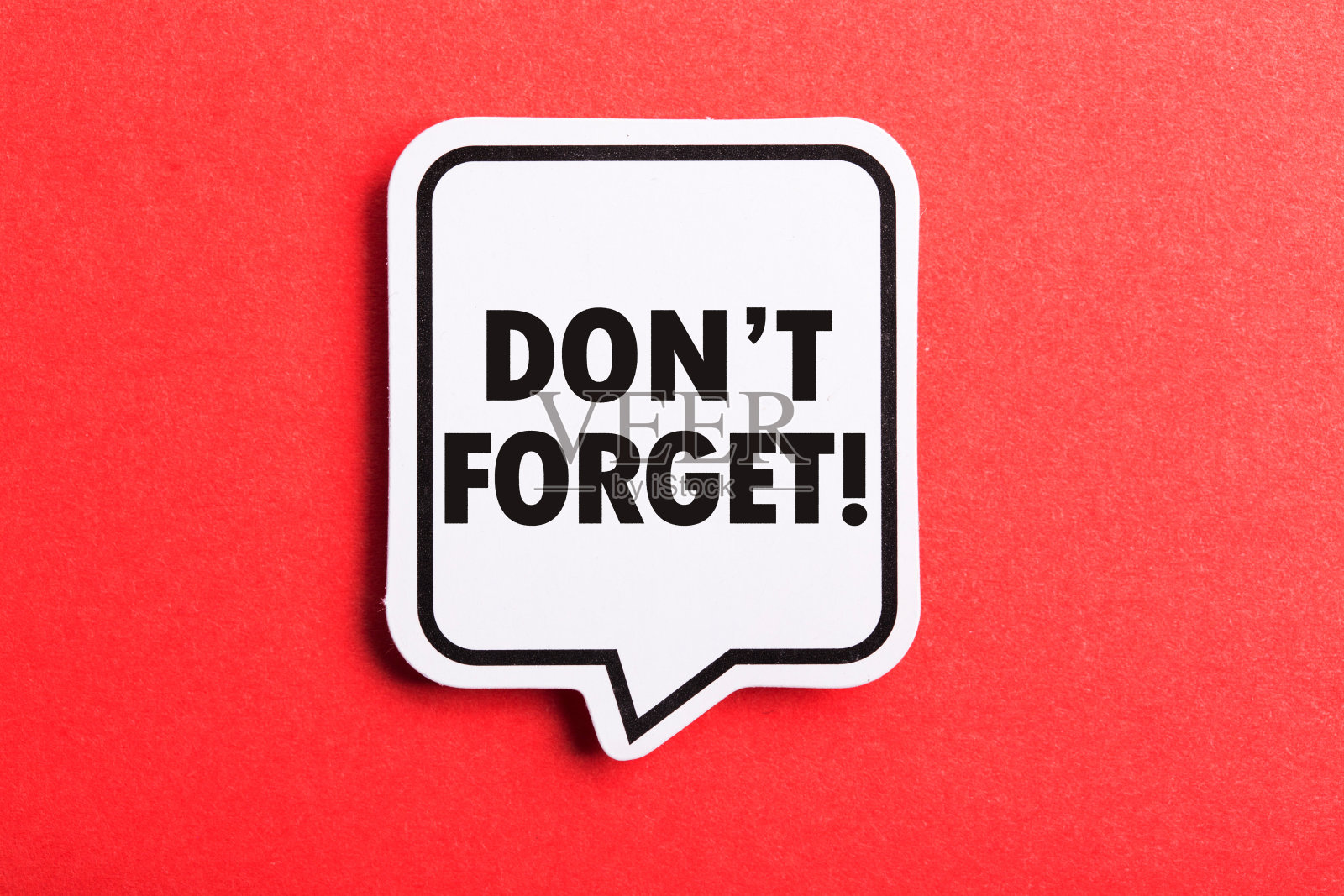 不要忘记提醒讲话气泡孤立在红色背景照片摄影图片