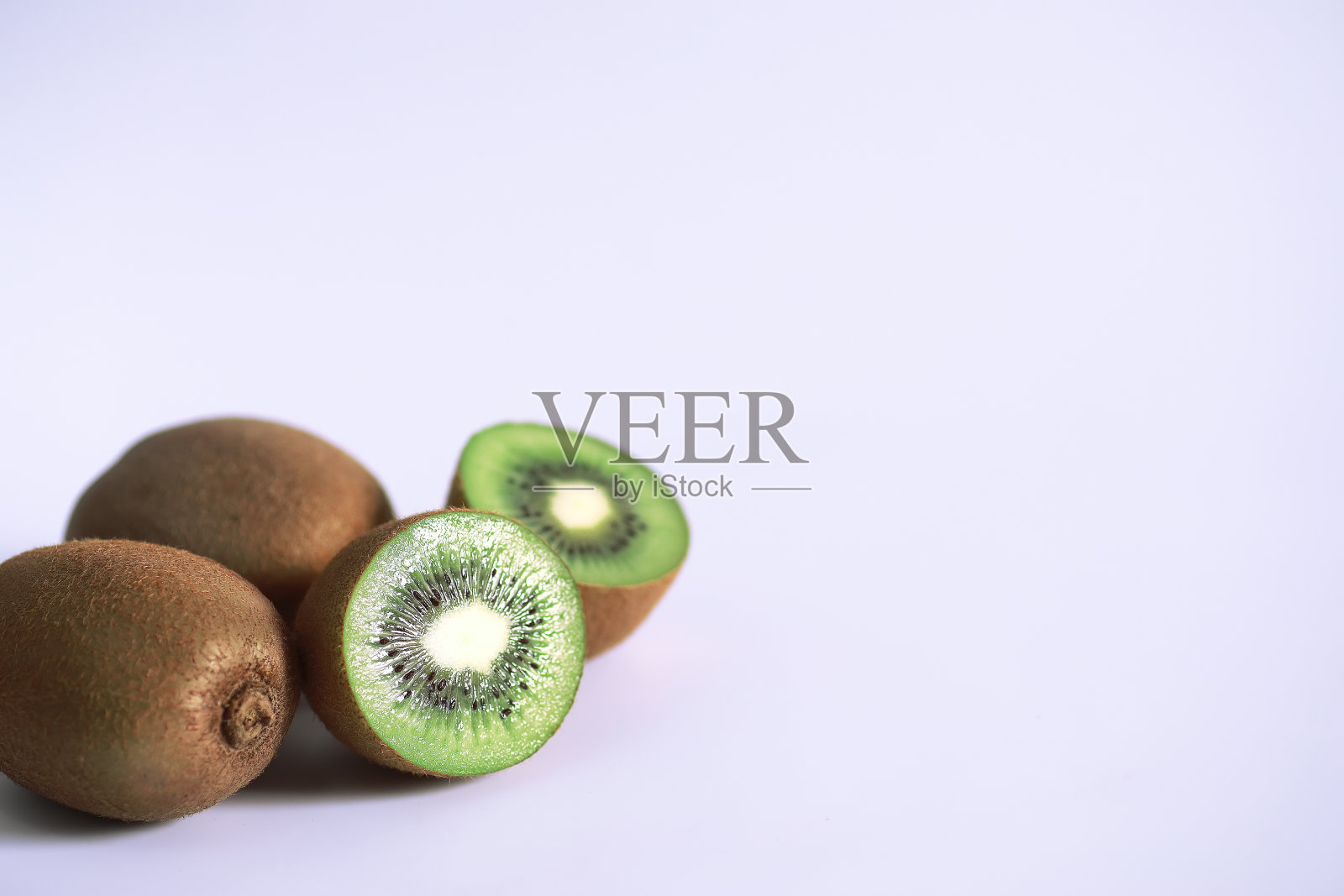 猕猴桃切片在白色的背景上照片摄影图片