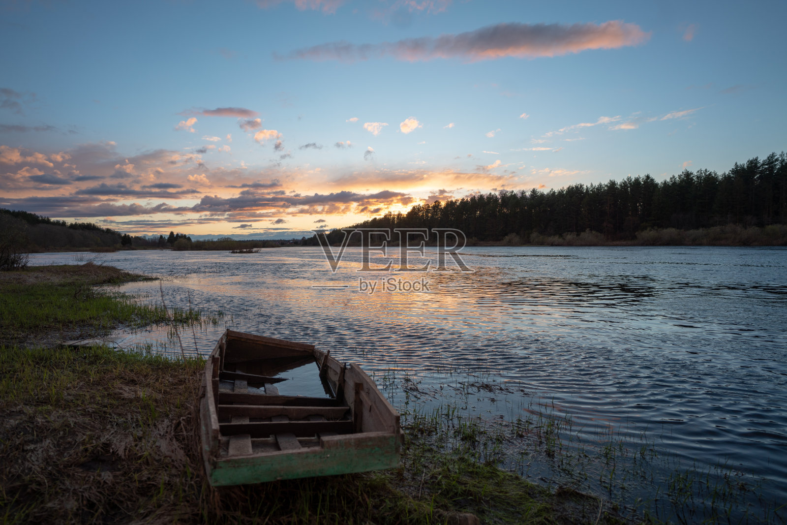 湖上的旧木船照片摄影图片