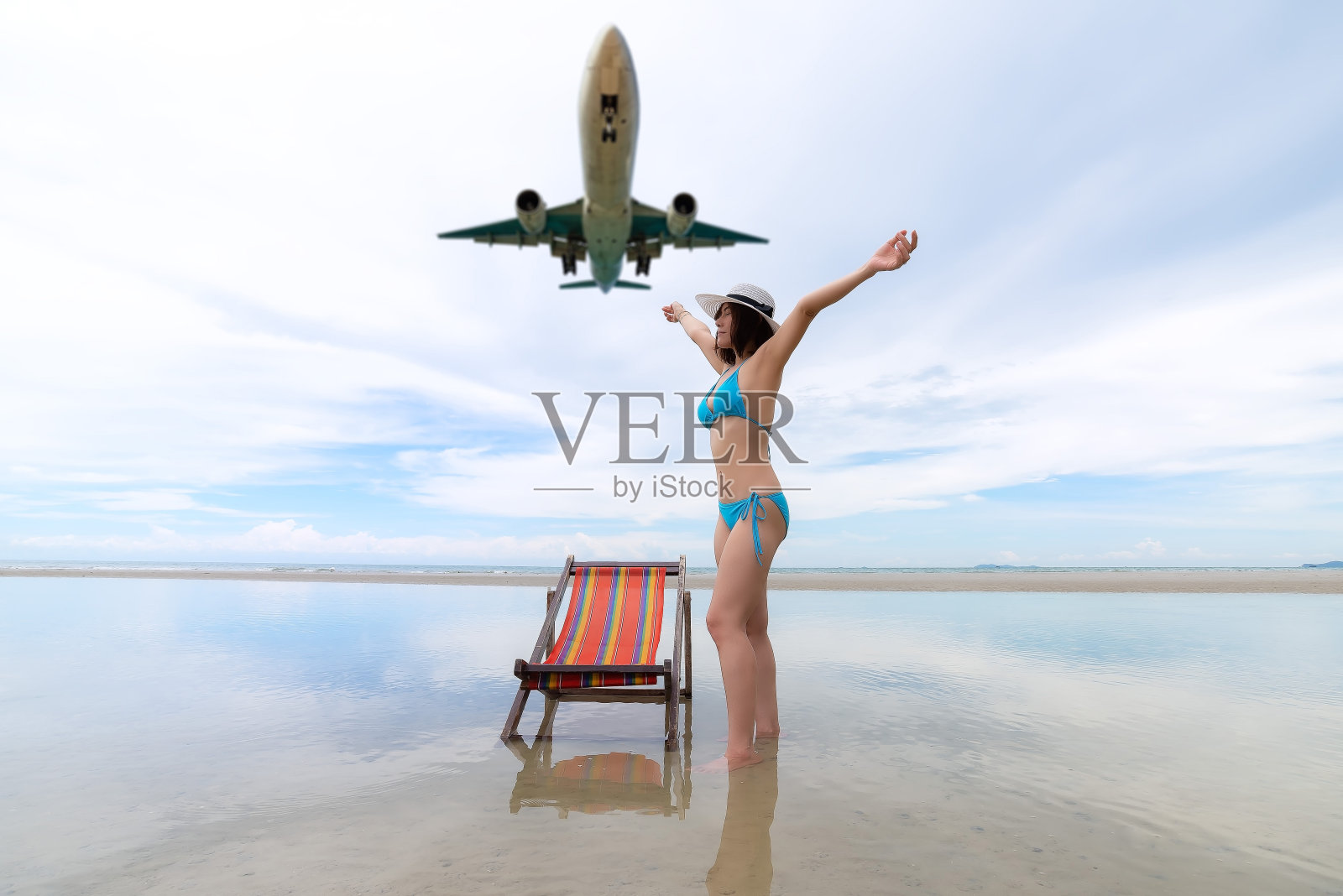 女人看惊人的景色,看不见的泰国,快乐性感的女人在热带海滩上,当飞机降落在普吉岛国际机场,泰国普吉岛。照片摄影图片