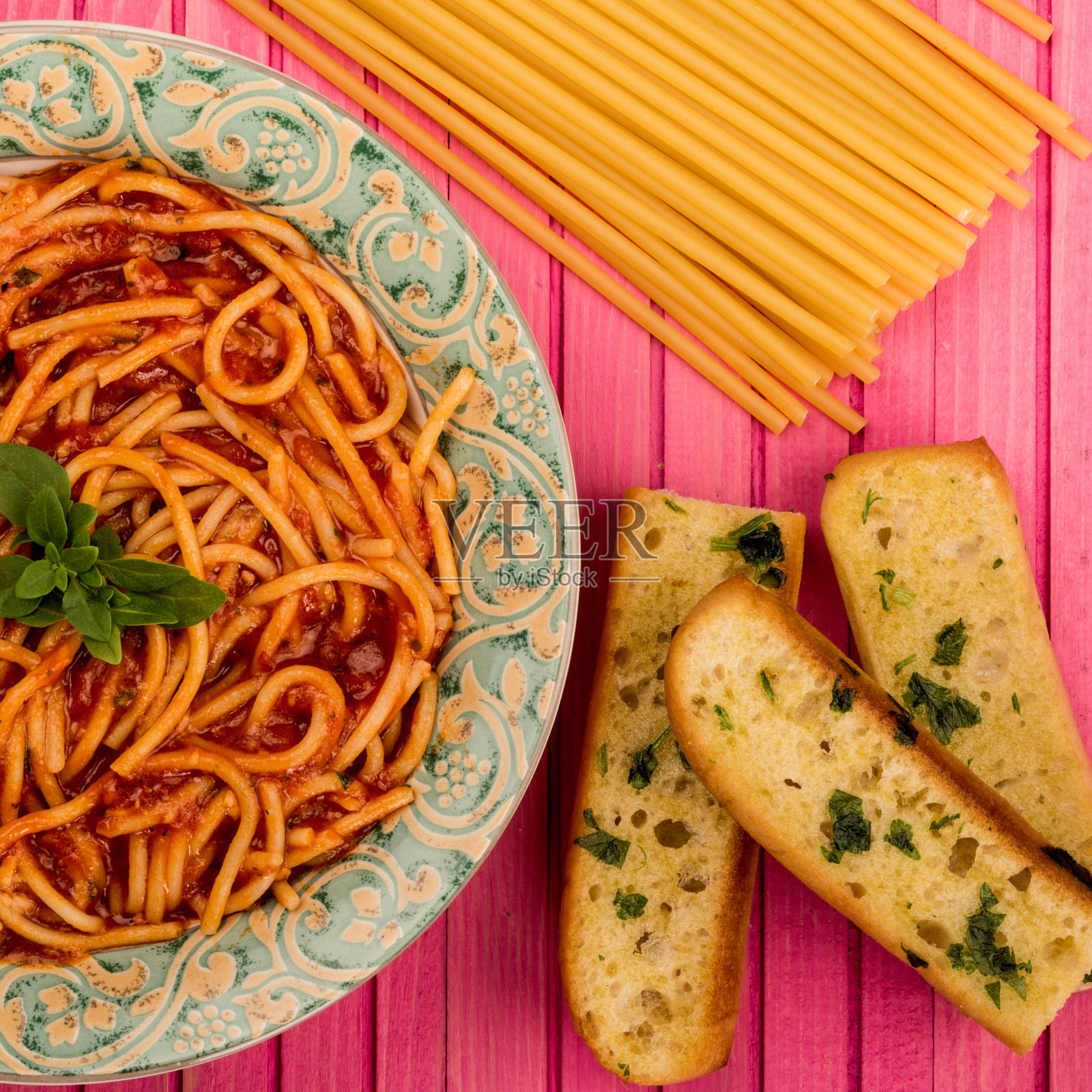 意大利肉酱面配蒜蓉面包照片摄影图片