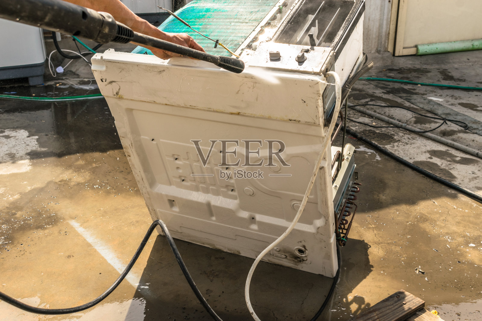 专业电工清洁布满灰尘且脏污的空调制冷系统照片摄影图片